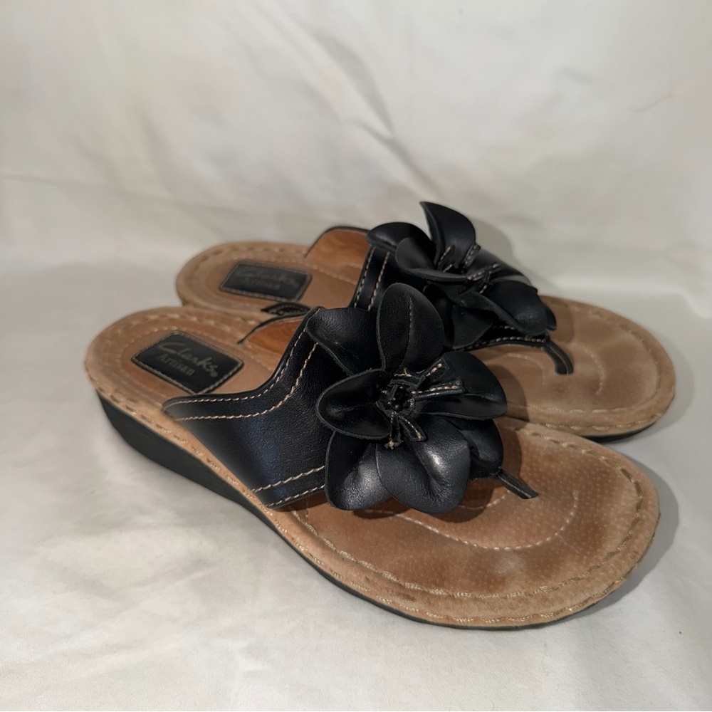 Clarks Women's Leather Sandals With Small Wedge and Comfortable Footbed- size 7